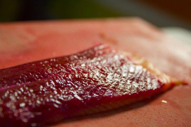 Pancar suyu ile marine edilmiş somon filetosu.