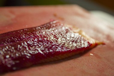 Pancar suyu ile marine edilmiş somon filetosu.