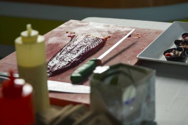 Pancar suyu ile marine edilmiş somon filetosu.