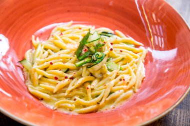 Kuşkonmaz ve kabaklı makarna.