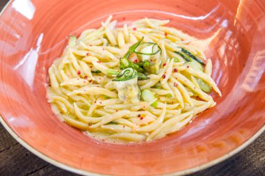 Kuşkonmaz ve kabaklı makarna.