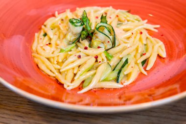 Kuşkonmaz ve kabaklı makarna.