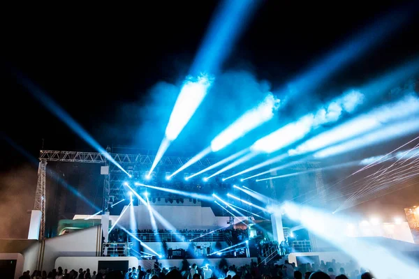 Lazer ışınları ile sahne spot