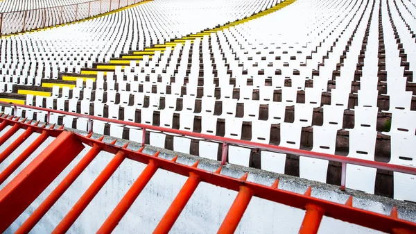 Белые Стулья Трибуне Стадиона — стоковое фото