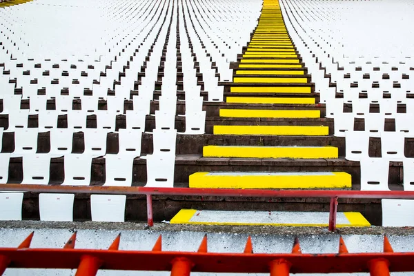 スタジアム スタンド席で白い椅子 — ストック写真