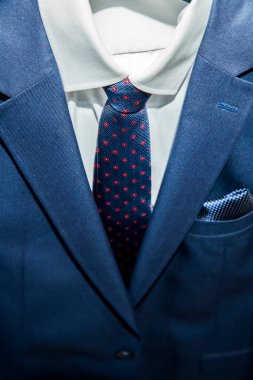 Gardıropta erkek kıyafeti.