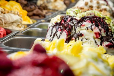 Bir dükkanda renkli dondurma sergileniyor.