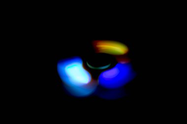 Koyu arkaplanda yanan renkli gaz