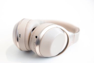 Beyaz arka plan üzerinde izole beyaz kablosuz kulaklık