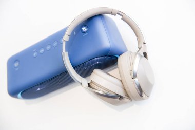 Beyaz arka planda kulaklığı olan kablosuz hoparlör. 