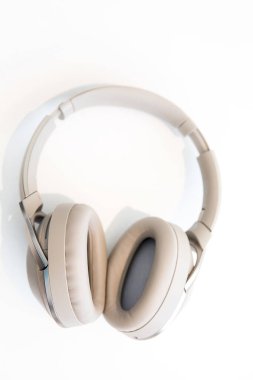 Kablosuz kulaklıklar beyaz arkaplanda izole edilmiş.