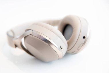 Kablosuz kulaklıklar beyaz arkaplanda izole edilmiş.