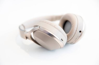 Kablosuz kulaklıklar beyaz arkaplanda izole edilmiş.