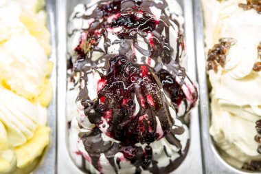 Bir dükkanda renkli dondurma sergileniyor.