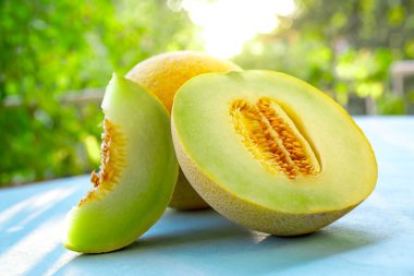 Ahşap masa taze tatlı yeşil kavun