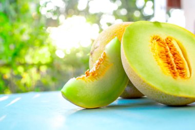 Ahşap masa taze tatlı yeşil kavun