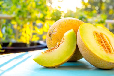 Ahşap masa taze tatlı yeşil kavun