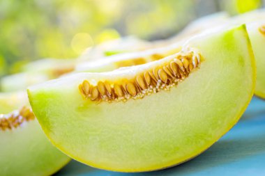 Ahşap masa taze tatlı yeşil kavun