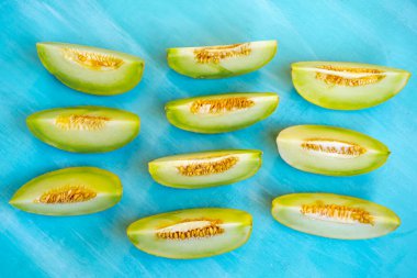 Ahşap masa taze tatlı yeşil kavun