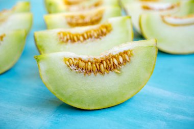 Ahşap masa taze tatlı yeşil kavun