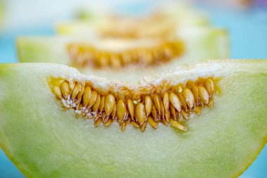 Ahşap masa taze tatlı yeşil kavun