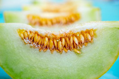 Ahşap masa taze tatlı yeşil kavun