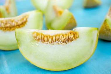 Ahşap masa taze tatlı yeşil kavun