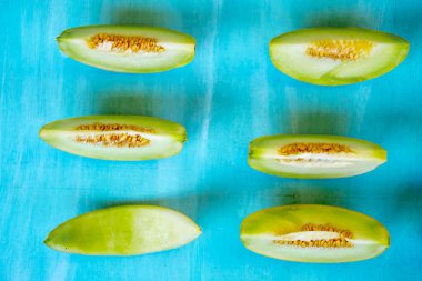 Ahşap masa taze tatlı yeşil kavun