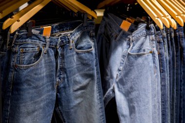 Bir dükkanda pantolon askısında pantolon.