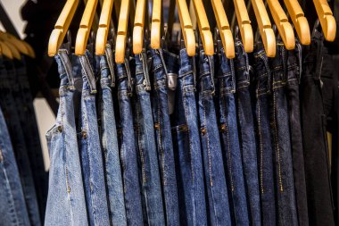 Bir dükkanda pantolon askısında pantolon.