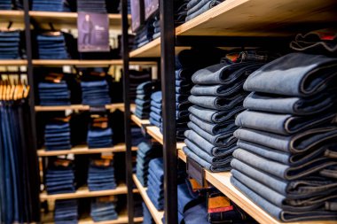 Dükkanda bir yığın kot pantolon. 