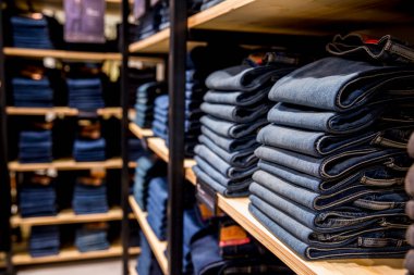 Dükkanda bir yığın kot pantolon. 