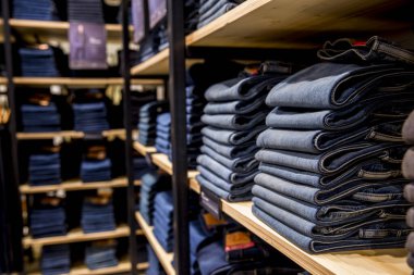 Dükkanda bir yığın kot pantolon. 