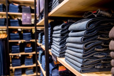 Dükkanda bir yığın kot pantolon. 