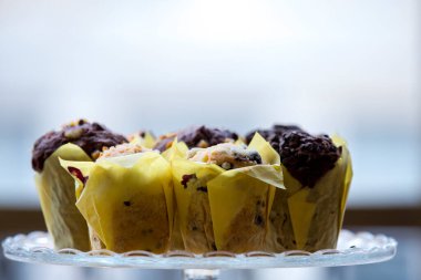 Ahşap üzerine çikolatalı kek