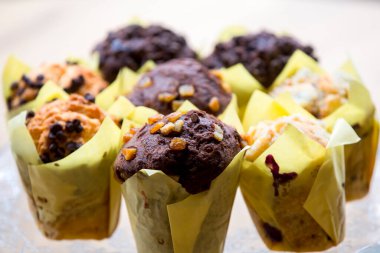 Ahşap üzerine çikolatalı kek