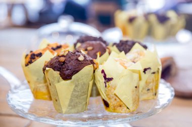 Ahşap üzerine çikolatalı kek