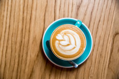 Tahta masada bir fincan kahve.