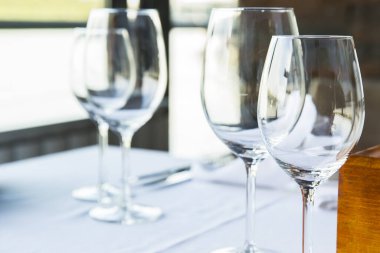 Restoranda bir çift bardak.