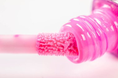 Beyaz arka planda pembe tırnak cilası