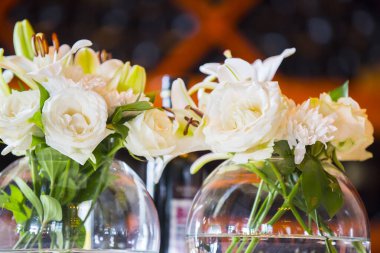 Kavanozlarda suyla çiçek aranjmanı