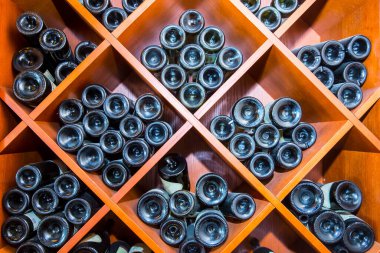 Raflarda kırmızı şarap şişeleri