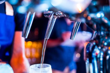 Bira demleyen bir barmenin ayrıntıları