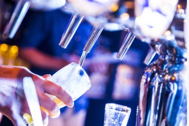 Bira demleyen bir barmenin ayrıntıları