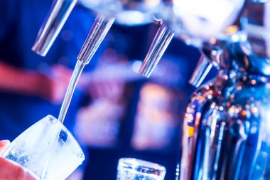 Bira demleyen bir barmenin ayrıntıları