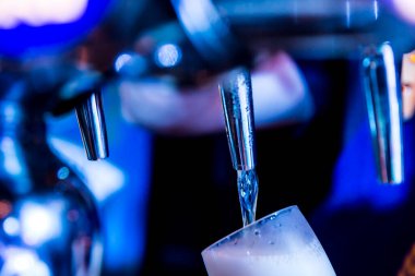 Bira demleyen bir barmenin ayrıntıları