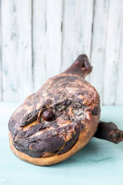 Jamon serrano. Turkuaz arka plan üzerinde geleneksel jambon