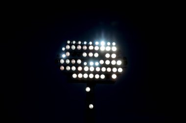 Stadyum ışıkları siyah arkaplanı yansıtıyor