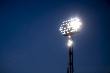 Stadyum ışıkları siyah arkaplanı yansıtıyor