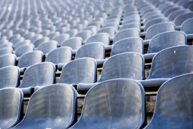 Futbol stadyumunda koltukları olan boş tribünler